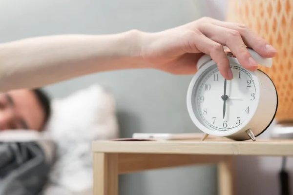 Cansado de rolar na cama para dormir? Aprenda a regra dos 15 minutos 4
