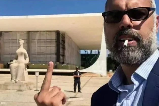 Foragido, Allan dos Santos participa de motociata de Bolsonaro nos EUA 5