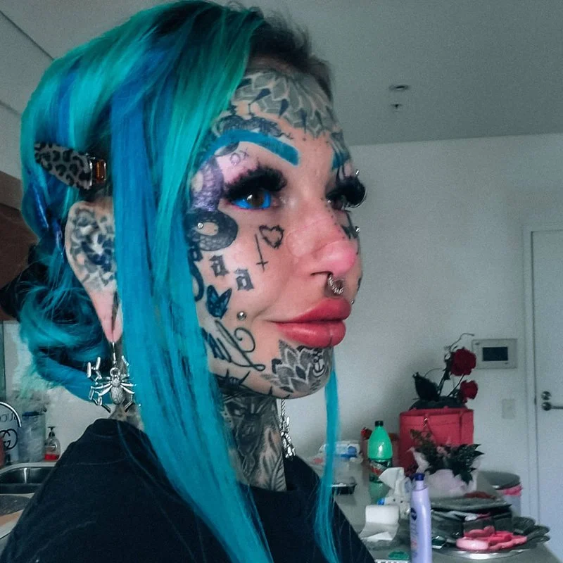 Modelo “chora azul” após fazer tatuagem no olho; entenda 2