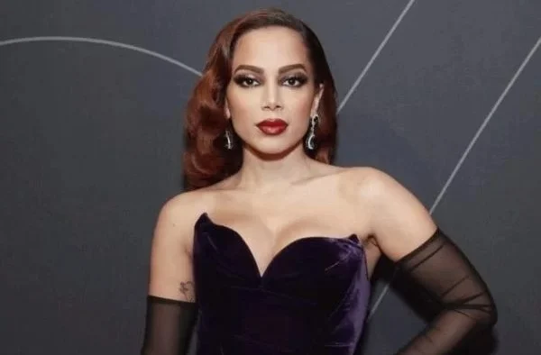 Anitta rebate ataque de Sônia Abrão e afirma: “Jornalista de quinta” 8