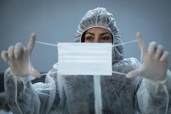 4ª onda: é necessário retomar o uso de máscara em ambientes fechados? 4
