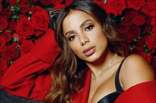 Anitta rebate ataque de Sônia Abrão e afirma: “Jornalista de quinta” 13