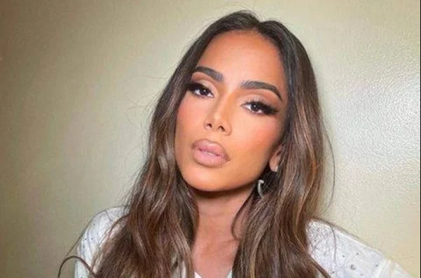 Pai de Anitta recebe alta de hospital em São Paulo após sofrer AVC 12