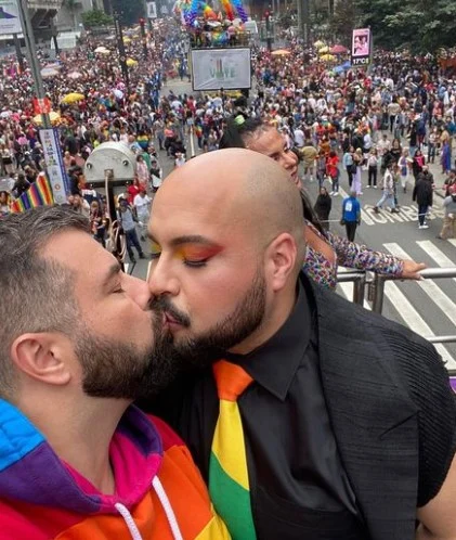 Famosos esbanjam romance na 26ª Parada do Orgulho LGBT+; veja fotos 2
