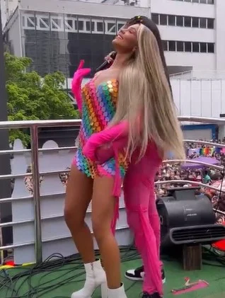 Famosos esbanjam romance na 26ª Parada do Orgulho LGBT+; veja fotos 4