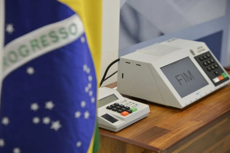 Após ataques de Bolsonaro às urnas, TSE recebeu apoio de 62 entidades 7
