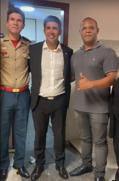 Ex-comandante é investigado por participar de ato político fardado 2