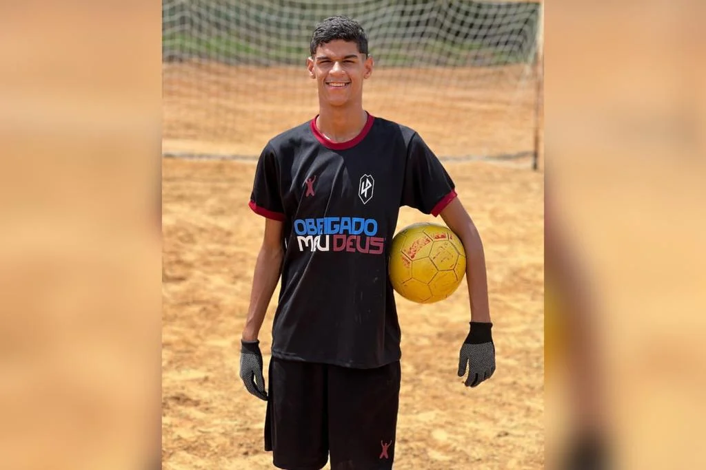 Receba! Ex de Militão aparece em balada ao lado de Luva de Pedreiro 3