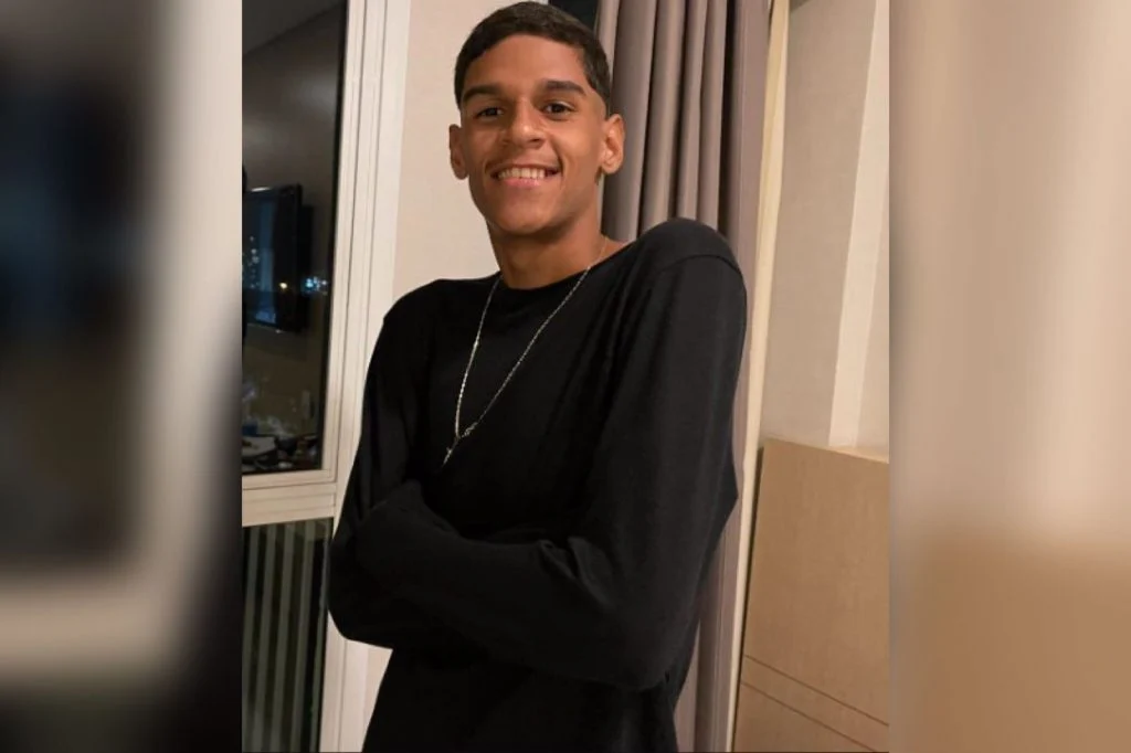 Receba! Ex de Militão aparece em balada ao lado de Luva de Pedreiro 7