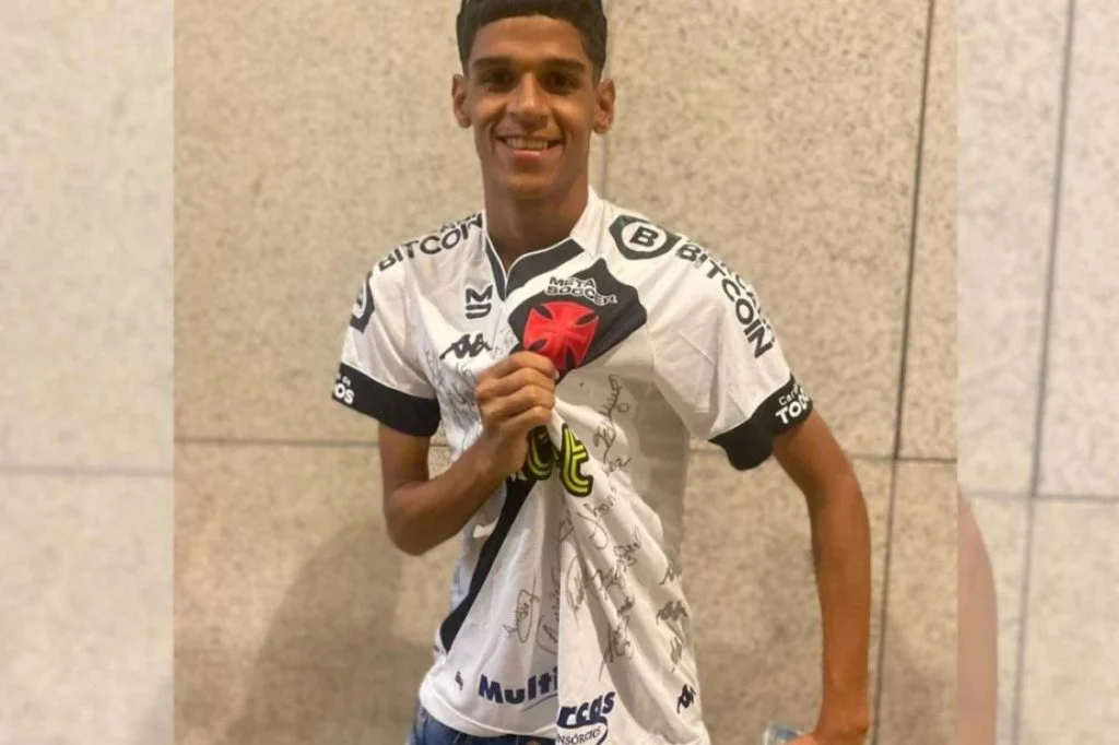 Receba! Ex de Militão aparece em balada ao lado de Luva de Pedreiro 10