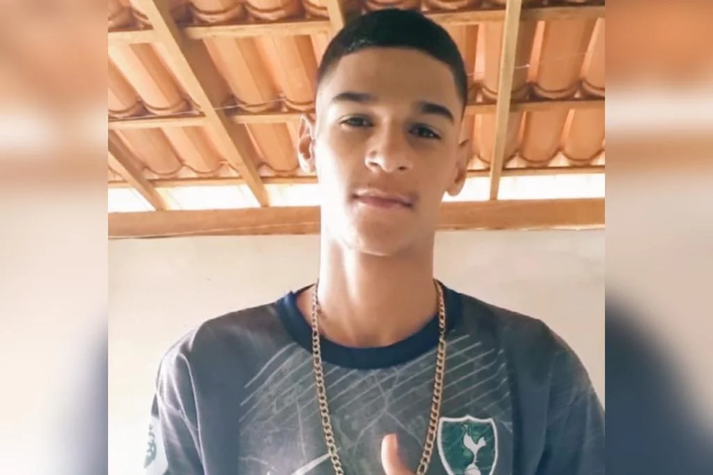 Receba! Ex de Militão aparece em balada ao lado de Luva de Pedreiro 11