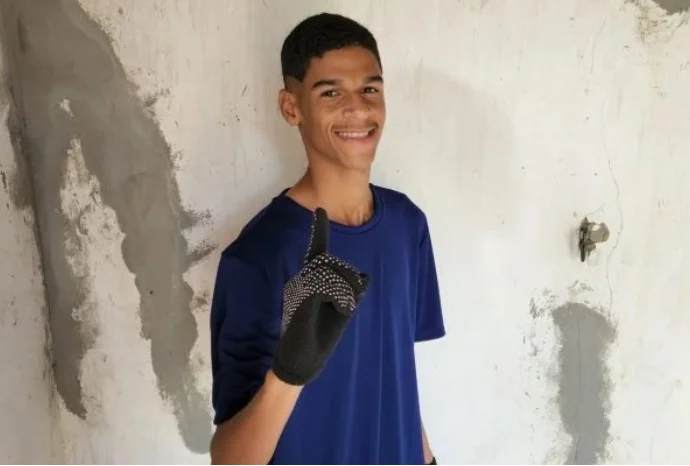 Receba! Ex de Militão aparece em balada ao lado de Luva de Pedreiro 12