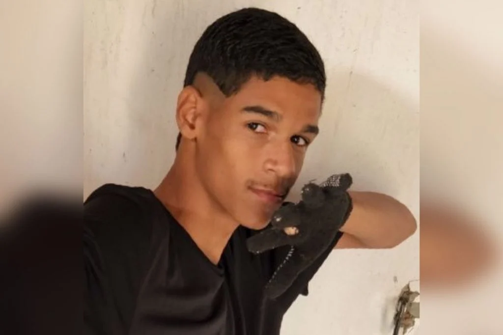Receba! Ex de Militão aparece em balada ao lado de Luva de Pedreiro 13