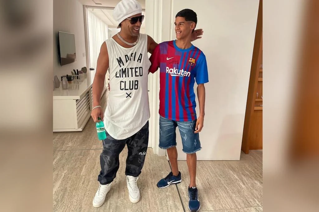 Receba! Ex de Militão aparece em balada ao lado de Luva de Pedreiro 15