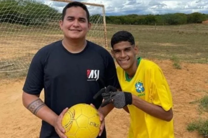 Receba! Ex de Militão aparece em balada ao lado de Luva de Pedreiro 16