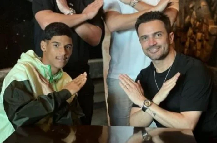 Receba! Ex de Militão aparece em balada ao lado de Luva de Pedreiro 17