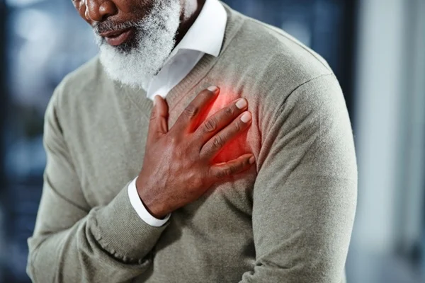 Dor no peito e suor frio: saiba os 10 sintomas de infarto 5