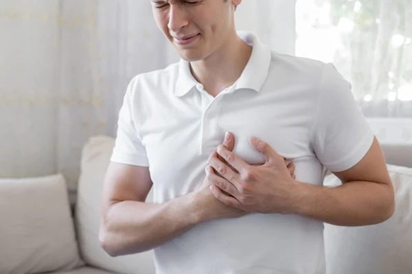 Dor no peito e suor frio: saiba os 10 sintomas de infarto 9