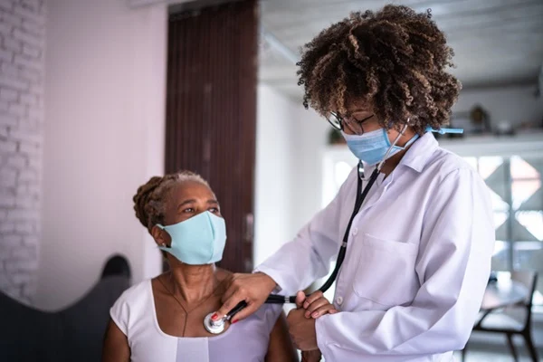 Dor no peito e suor frio: saiba os 10 sintomas de infarto 10