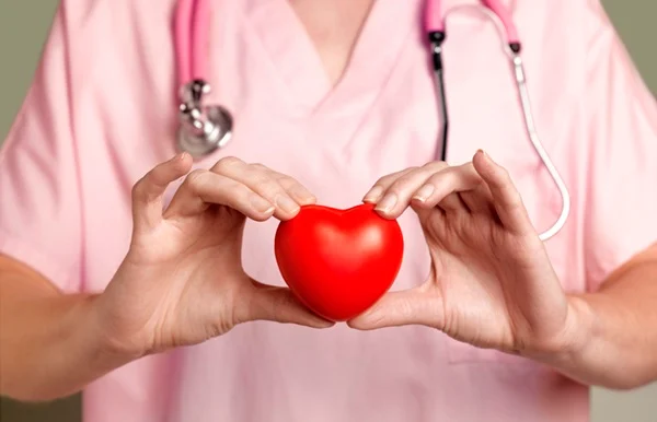 Dor no peito e suor frio: saiba os 10 sintomas de infarto 12