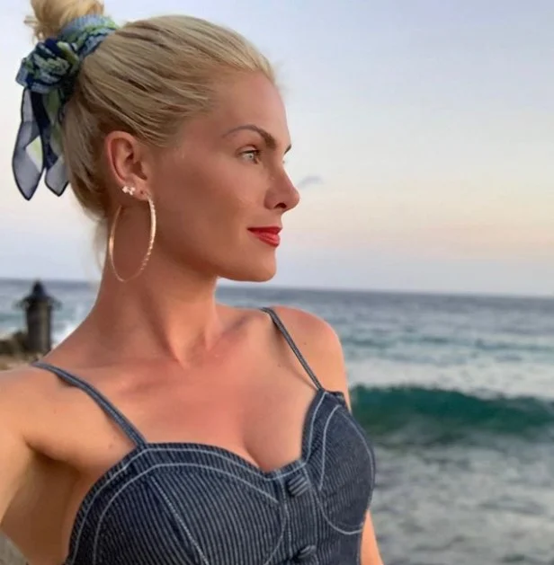 Ana Hickmann ostenta salão de beleza para 18 pets em mansão 6