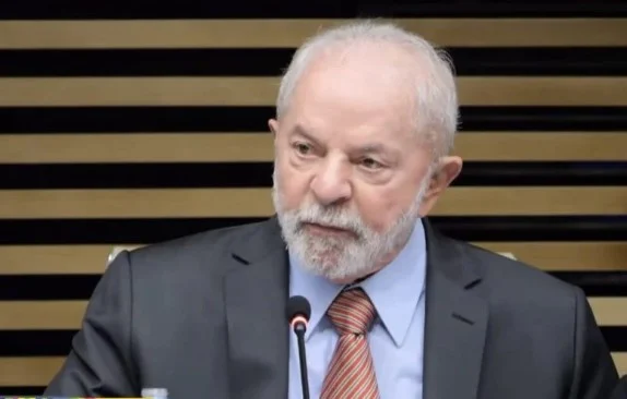 Ipec: Lula mantém 44% e Bolsonaro oscila de 32% para 31% 13