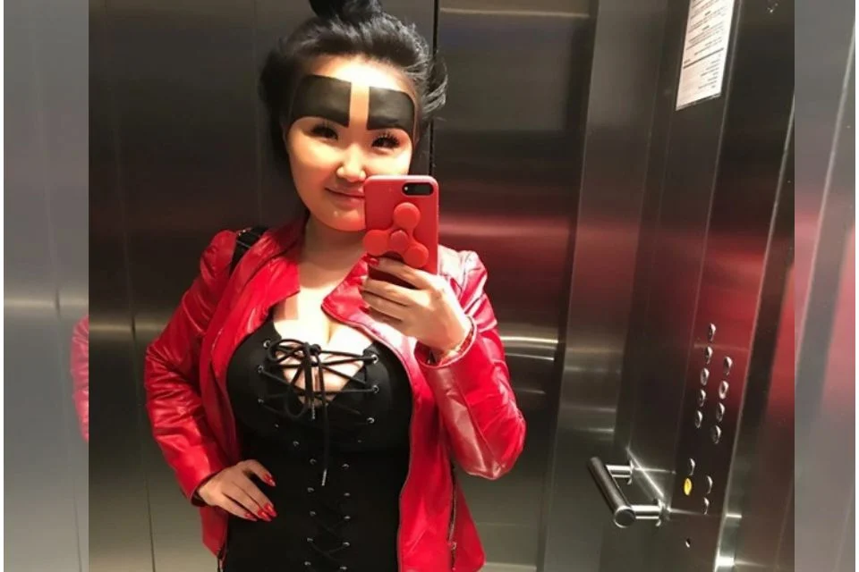 Mulher abandona “sobrancelhas de Angry Birds” e fica irreconhecível 7