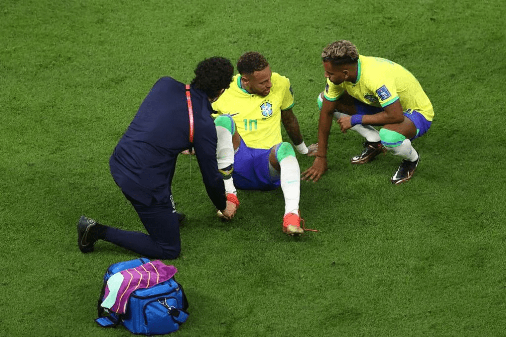 Após lesões, Neymar e Danilo estão fora da fase de grupos da Copa 2