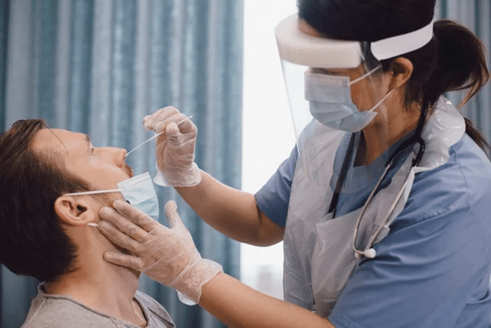Um ano de Ômicron: como a variante mudou o cenário da pandemia 7