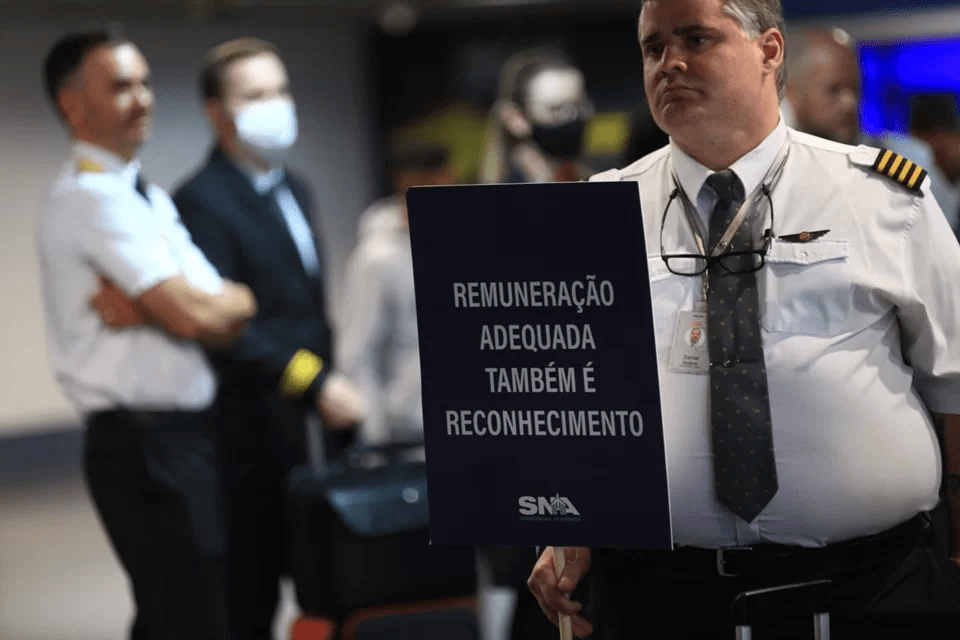 Aeronautas suspendem greve até domingo para análise de nova proposta 12