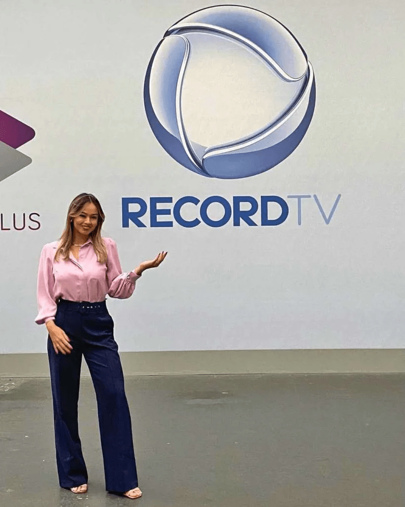 Repórter demitida do SBT vai para Record e disputa Ibope com marido 3