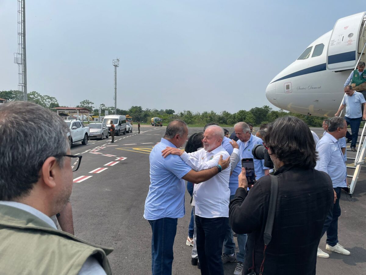 Um afago terno de Lula a um oficial da PM-AM 1 Um afago terno de Lula a um oficial da PM-AM 1