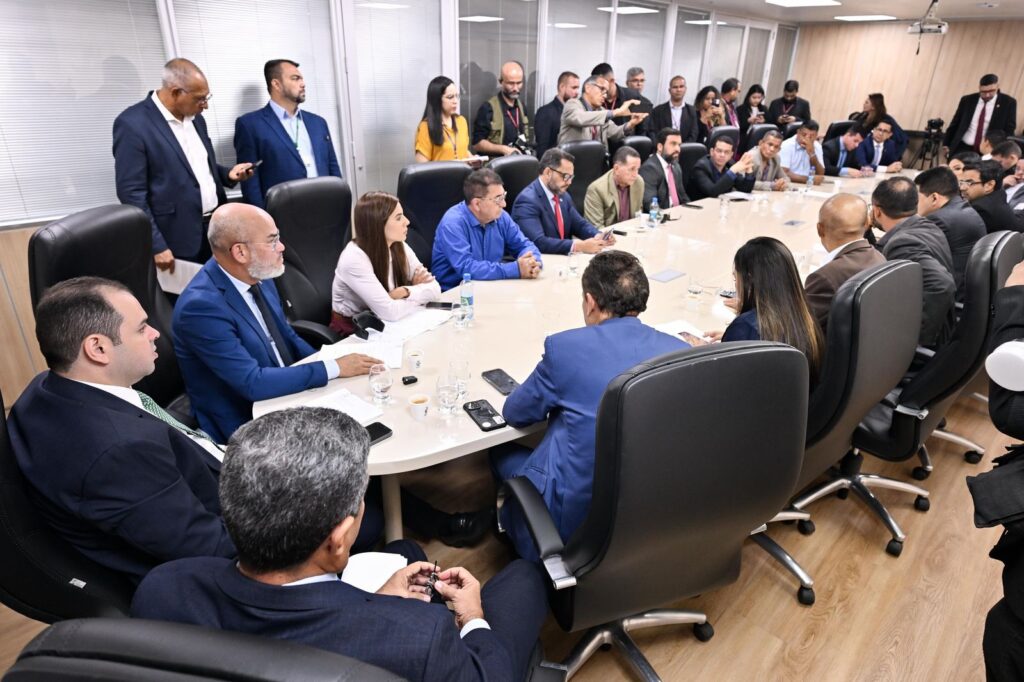 Roberto Cidade comanda votação que aprovou reajuste salarial a servidores da Assembleia Legislativa e profissionais das forças de segurança 3