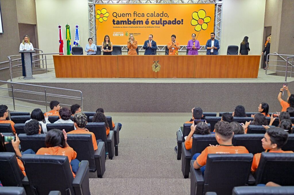 Presidente Roberto Cidade alerta estudantes sobre crimes sexuais e virtuais, durante ação do Maio Laranja, na Aleam 2