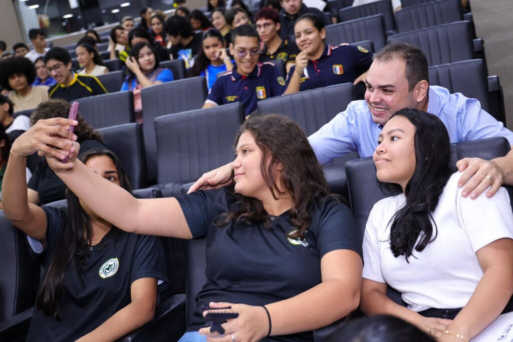 Presidente Roberto Cidade celebra participação de estudantes da rede estadual no programa Aleam Educa 4