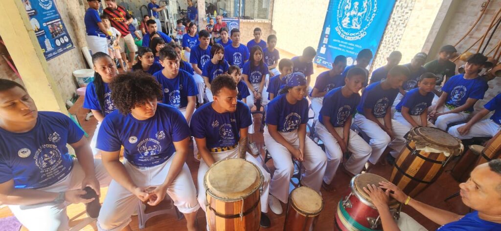 Escola de Capoeira Luta de Libertação encerra ciclo anual com batizado, graduação e samba em Manaus 2