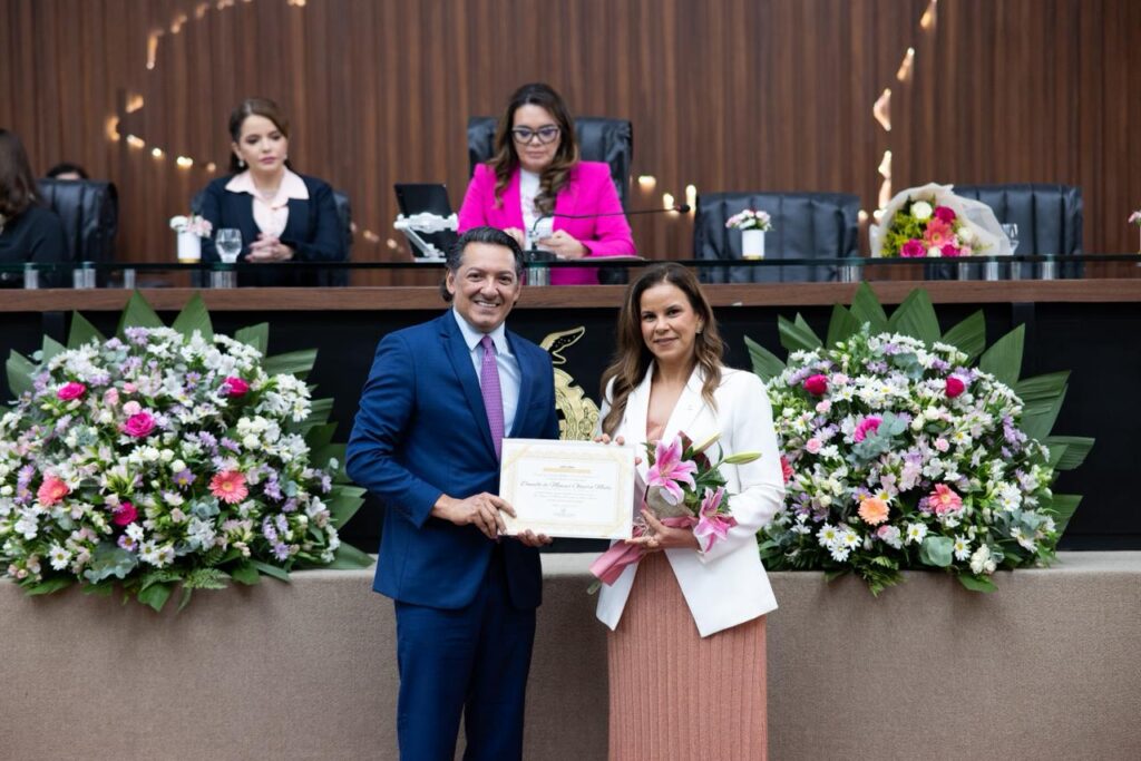 Felipe Souza homenageia superintendente da Polícia Federal com Diploma Mulher Cidadã Amazonense 2
