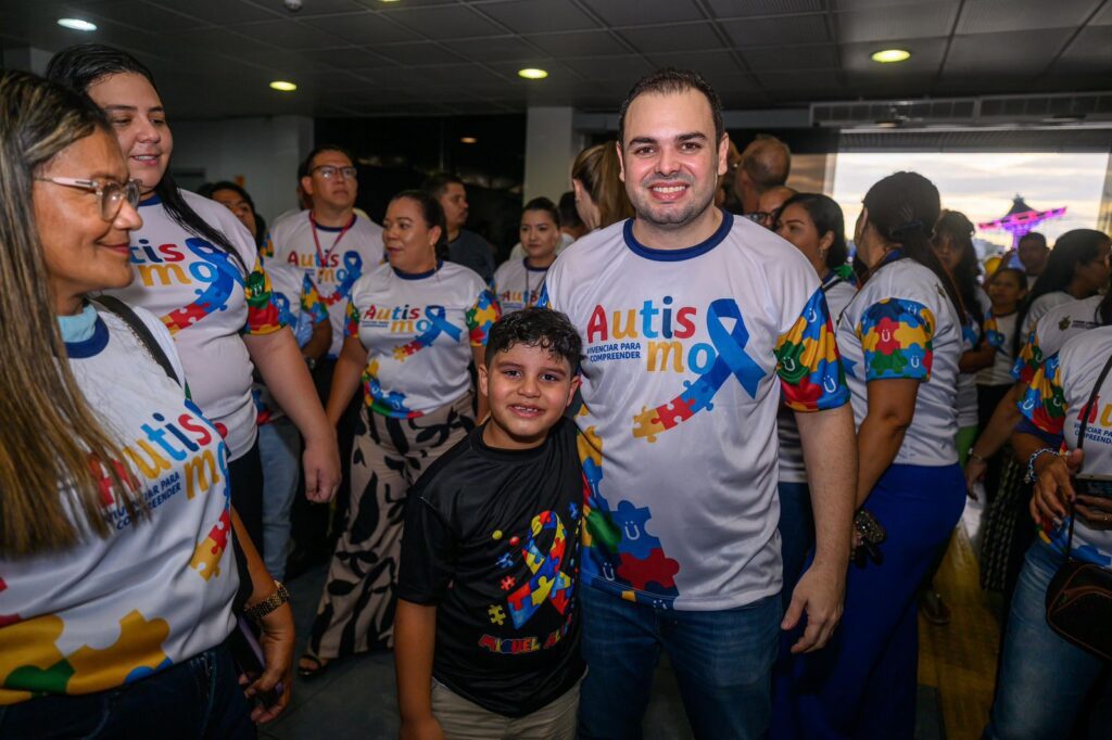 Presidente Roberto Cidade abre programação oficial do Abril Azul no Legislativo Estadual com iluminação especial 3