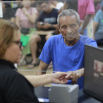 Idosos e PcDs não precisam agendar emissão da Carteira de Identidade Nacional