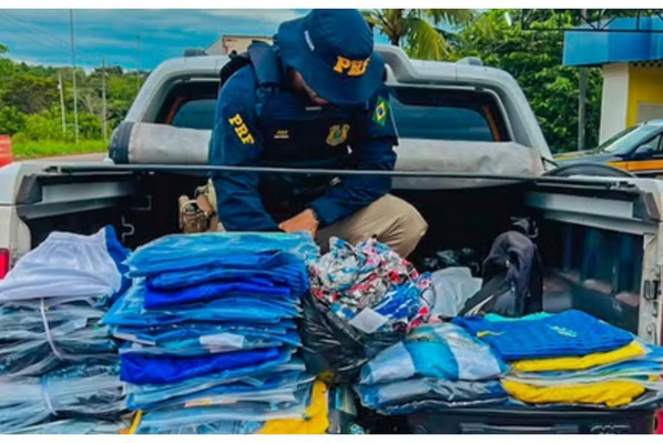 PRF apreende camisas da Seleção Brasileira com suspeita de falsificação na BR-174 1 PRF apreende camisas da Seleção Brasileira com suspeita de falsificação na BR-174 1
